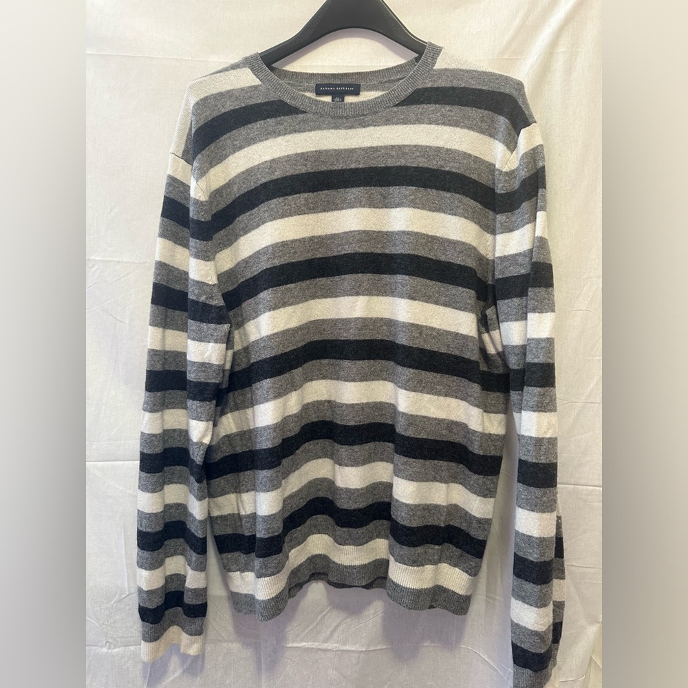 - Men’s Banana Republic soft sweater. Like new condition. Size XL